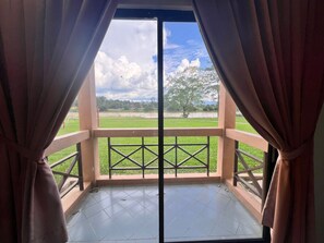 Laptop workspace, free WiFi, bed sheets - Capital O 91096 Usas Resort (Kuala Kangsar)