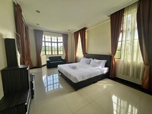 Suite Double | Laptop workspace, free WiFi, bed sheets - Capital O 91096 Usas Resort (Kuala Kangsar)