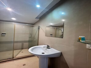 Standard Queen | Bathroom | Shower, rainfall showerhead, towels