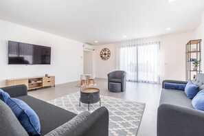 Smart TV, futbolito y tenis de mesa 