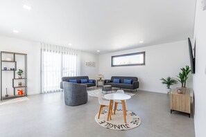 Smart TV, futbolito y tenis de mesa 