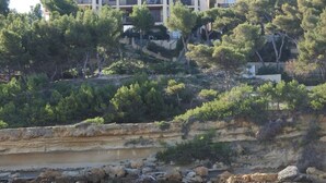 A coastal property with multiple buildings, a rocky shoreline, and dense vegetation. - Carry le Rouet - Relaxation and vacations with your feet in the water  (Carry-le-Rouet)
