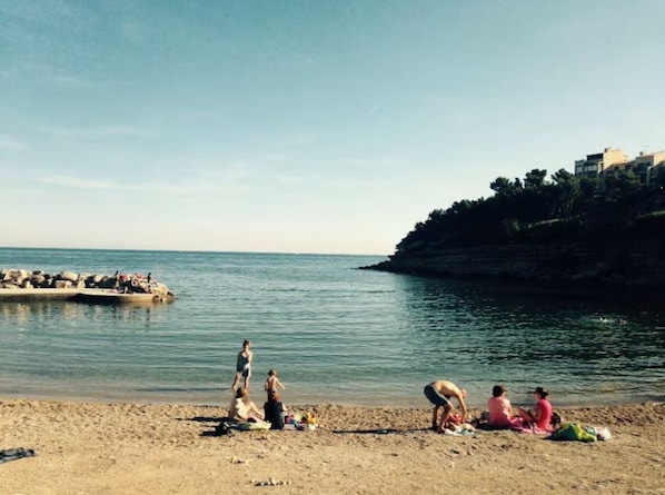 Rannalla, aurinkotuoleja