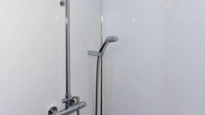 Eine Dusche mit Handbrause und Deckenstrahl
