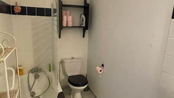 Een haardroger, toiletpapier