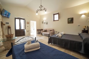 Family Apartment, Multiple Bedrooms (San Giorgio Boutique Apt1 With Airco) | 3 bedrooms, free WiFi, bed sheets - Corte San Giorgio Boutique apt With Airco (Martano)