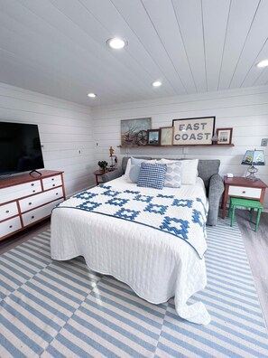 4 bedrooms, desk, iron/ironing board, travel cot - The Boat House: Relaxing Coastal Getaway Near Bethany Beach with Pool (Frankford)
