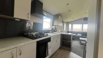 Cabin | Private kitchen | Fridge, microwave, oven, stovetop