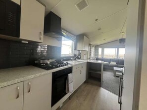 Cabin | Private kitchen | Fridge, microwave, oven, stovetop - Flagshipsite-caravan-sleeps7-fast Internet (Rhyl)