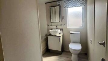 Cabin | Bathroom | Combined shower/tub, deep soaking tub, hair dryer, toilet paper