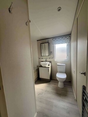 Cabin | Bathroom | Combined shower/tub, deep soaking tub, hair dryer, toilet paper - Flagshipsite-caravan-sleeps7-fast Internet (Rhyl)