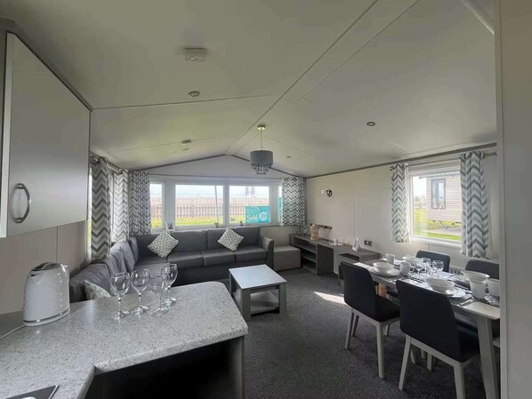Cabin | Dining - Flagshipsite-caravan-sleeps7-fast Internet (Rhyl)