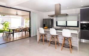 Deluxe Apartment, Garden View | Living area