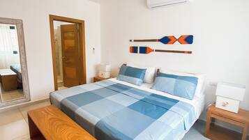 Luksushuoneisto, parveke, osittainen valtamerinäköala | Tallelokero huoneessa, yksilöllisesti kalustettu, työpöytä