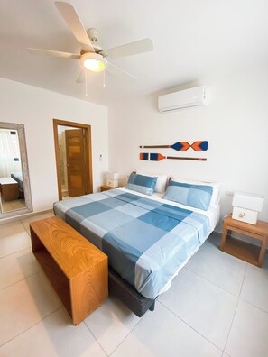 Appartement Luxe, balcon, vue partielle sur l'océan | Coffres-forts dans les chambres, ameublement personnalisé, bureau