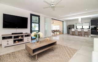 Deluxe Apartment, Garden View | Living area