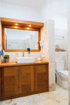 Appartement Luxe, balcon, vue partielle sur l'océan | Salle de bain | Shampoing