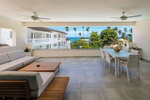 Penthouse superior, balcón, vista al océano | Vista desde la habitación