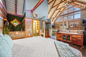 1 bedroom, desk, iron/ironing board, travel crib - Amazing Spring View! Pool, King Bed, Hot Tub, Xbox (Townsend)