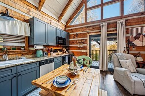 Interior - Amazing Spring View! Pool, King Bed, Hot Tub, Xbox (Townsend)