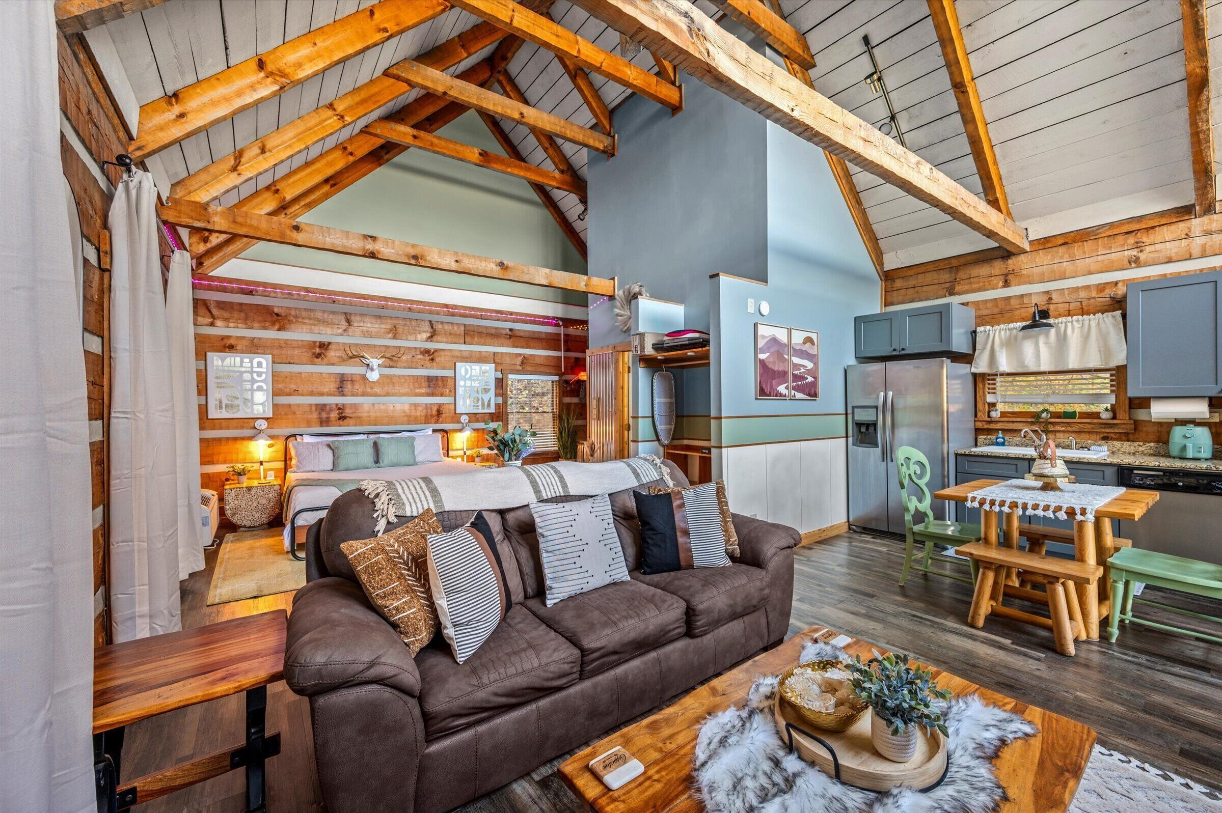 Smart-tv, eldstad, tv-spel och en stereo