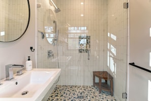Shower, eco-friendly toiletries, hair dryer, towels - Secluded Coastal Home and Cottage: Peaceful Nature Escape 3 Minutes to the Beach (Biddeford)