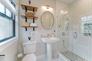 Shower, eco-friendly toiletries, hair dryer, towels - Secluded Coastal Home and Cottage: Peaceful Nature Escape 3 Minutes to the Beach (Biddeford)