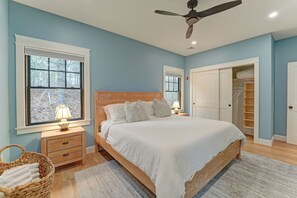 2 bedrooms, desk, iron/ironing board, travel crib