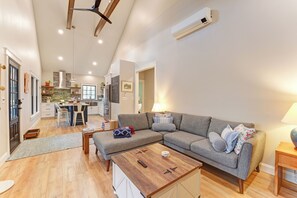 Smart TV, fireplace - Brand new charming cottage next to the pristine sandy beaches of Biddeford Pool
 (Biddeford)