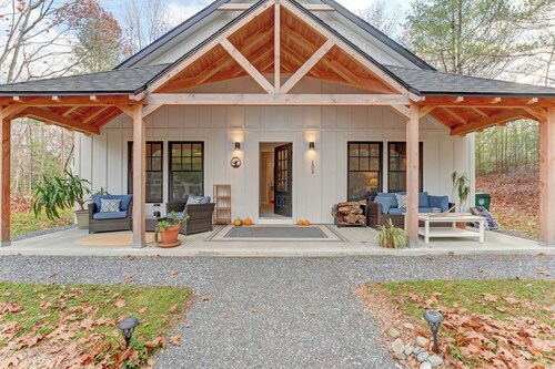 Secluded Coastal Home and Cottage: Peaceful Nature Escape 3 Minutes to the Beach