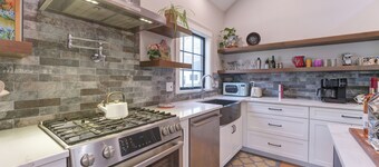 Brand new charming cottage next to the pristine sandy beaches of Biddeford Pool
