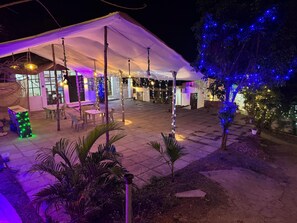 Eenvoudige tweepersoonskamer, uitzicht op tuin | Voorkant van accommodatie