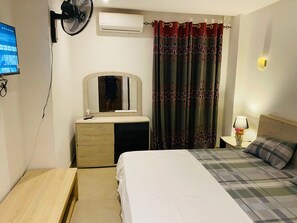 1 dormitori, planxa i posts de planxar, wifi i roba de llit 