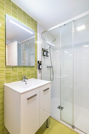 Dusche, Haartrockner, Bidet, Handtücher