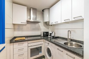 Fridge, microwave, oven, stovetop - Cozy Beachfront Apartment in Pedregalejo, Málaga (Málaga)