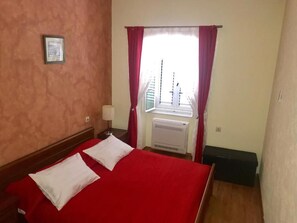 Iron/ironing board, WiFi, bed sheets