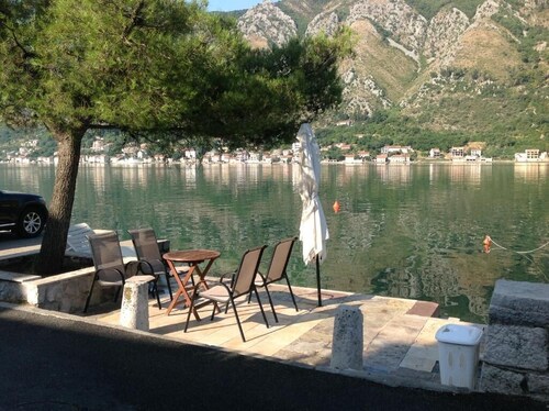 Spacious 3 apartment , villa with WiFi and AC in delightful Dobrota