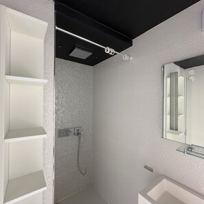 Apartment | Bathroom | Hair dryer, towels, toilet paper