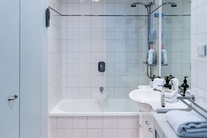 Hair dryer, towels - Cleo, Indoor pool and gym. Central location (South Melbourne)