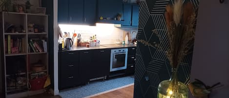 Un four, surface de cuisson, lave-vaisselle