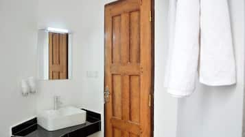 Een douche, een haardroger, handdoeken, toiletpapier