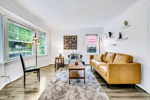 Smart TV - Elegant 4BR/3BA Home in Royal Oak- Super fast WiFi-5min to Downtown & Zoo (Royal Oak)