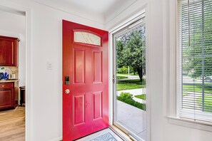 Interior - Elegant 4BR/3BA Home in Royal Oak- Super fast WiFi-5min to Downtown & Zoo (Royal Oak)