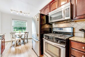 Een koelkast, een magnetron, een oven, een kookplaat