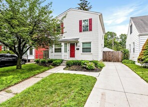 Exterior - Elegant 4BR/3BA Home in Royal Oak- Super fast WiFi-5min to Downtown & Zoo (Royal Oak)