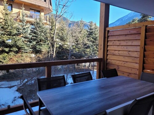New apt at the slopes with private parking