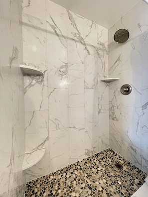 Shower, hair dryer, towels, toilet paper - Sun-filled condo, heated pool, 5 mins to beach, walk to 20+ bars and restaurants (Marco Island)