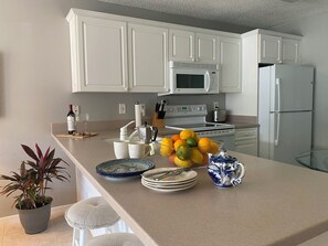 Private kitchen - Sun-filled condo, heated pool, 5 mins to beach, walk to 20+ bars and restaurants (Marco Island)