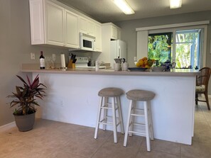 Private kitchen - Sun-filled condo, heated pool, 5 mins to beach, walk to 20+ bars and restaurants (Marco Island)