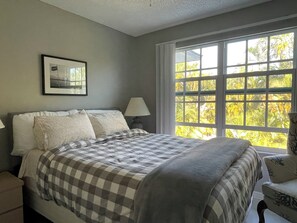 2 bedrooms, iron/ironing board, WiFi, bed sheets - Sun-filled condo, heated pool, 5 mins to beach, walk to 20+ bars and restaurants (Marco Island)